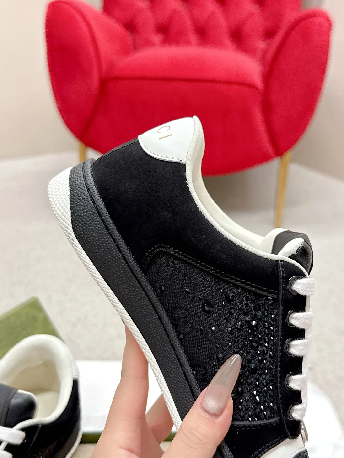 💕💕Factory direct selling price p480💕💕Gucci——purchase version GG series distressed dirty shoes-hot style is coming! 9 times out of 10 sales, you will definitely get the money. Ready stock! Spot goods! Spot goods! New colors added - the ultimate version on the market! Purchase the original version and develop it... fabric, material, outsole, and details can be compared at will! Open-mold Swarovski one-to-one replica rhinestone chain...Metal cherry pendant...Metal double G crystal cylindrical mark...Gucci original customized narrow webbing...Super flash series - flash diamond chain. The cherry decoration is detachable and can be changed into two to match with each other to show your personality. Exclusive color-brushed cowhide fabric. Hand-made distressed is very textured and has a sense of luxury! The details of the workmanship can be seen in the drawings, and no line is missed. The original terry cloth is delicate, soft and more comfortable and breathable. The privately stamped two-color original TPU outsole (lower layer is wider, upper layer is narrower). Matching packaging⭐️ Size: Female 35-40 (Female 41)